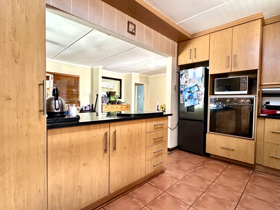 4 Bedroom Property for Sale in Bergzicht Western Cape